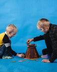 Drenge leger med farv-selv vulkanen